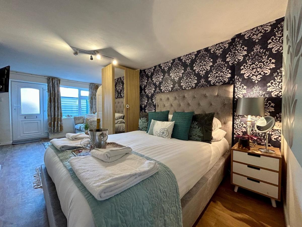 RIVERSIDE ESCAPE by BOURNECOAST - A Lovely Ground Floor Studio Apartment Just a Short Walk from the Riverside, Beaches and Local Shops - FM3001 - Ferienwohnung Iford