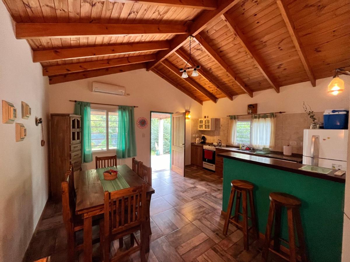 Hermosa Cabaña con piscina a orillas del Río - Chambres d’hôtes