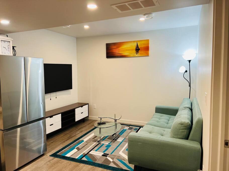 B&B Edmonton - Brand new 1 Bedroom Basement Suite. Wi-Fi,Netflix - Bed and Breakfast Edmonton