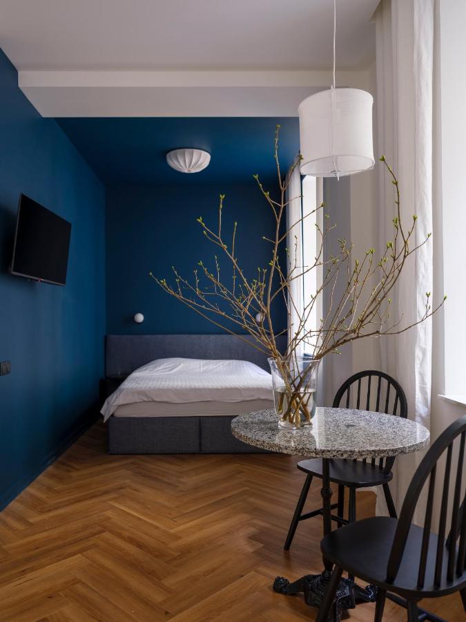MIRO Rooms Skolas - quiet chic, free parking, self check-in - B&B Riga