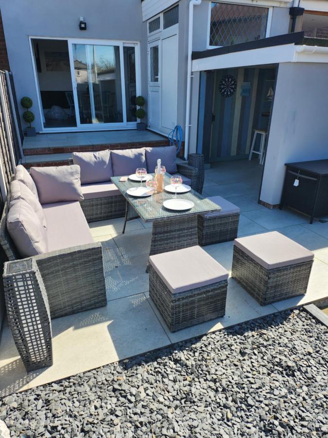 Delightful newly renovated 3-bed house with garden beach hut - B&B