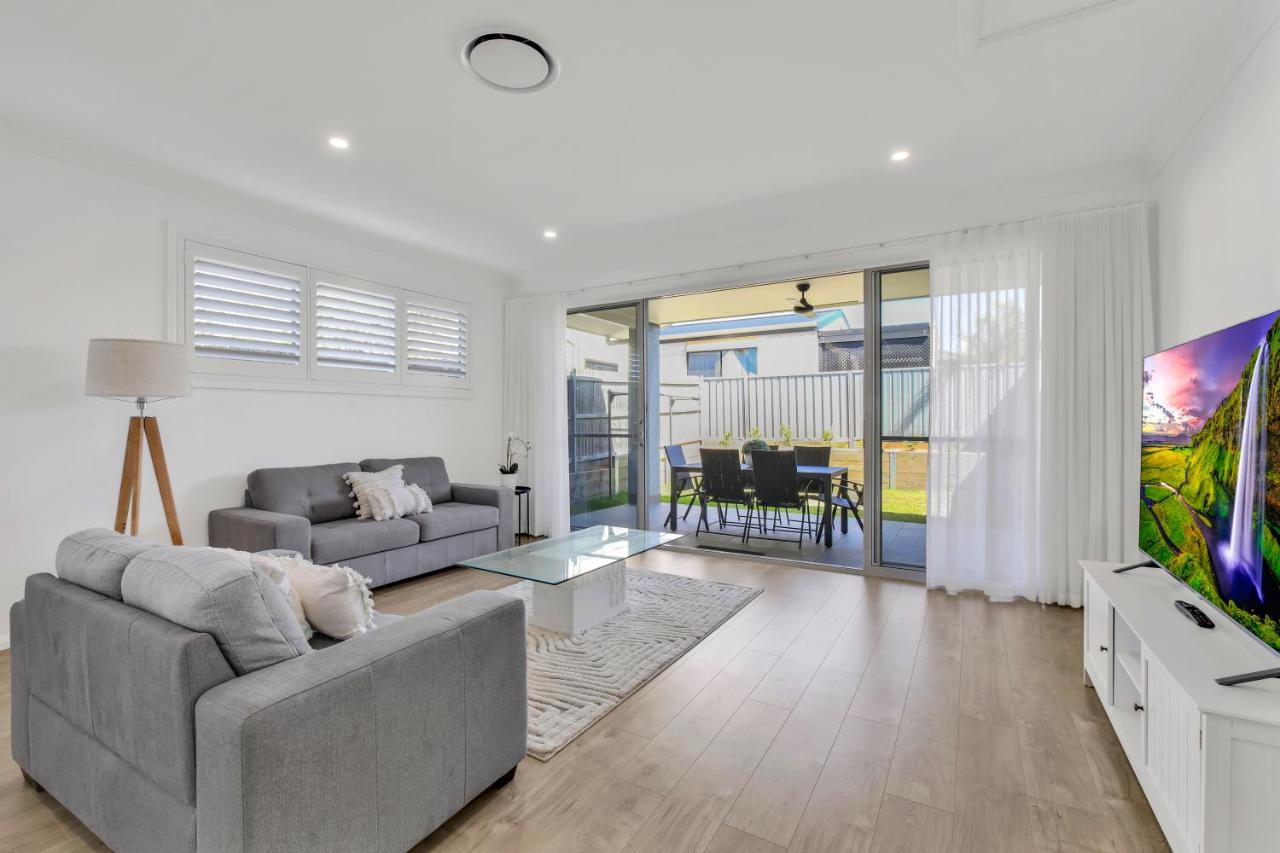 Newly Built Spacious Beach Home - Bed and Breakfast The Entrance