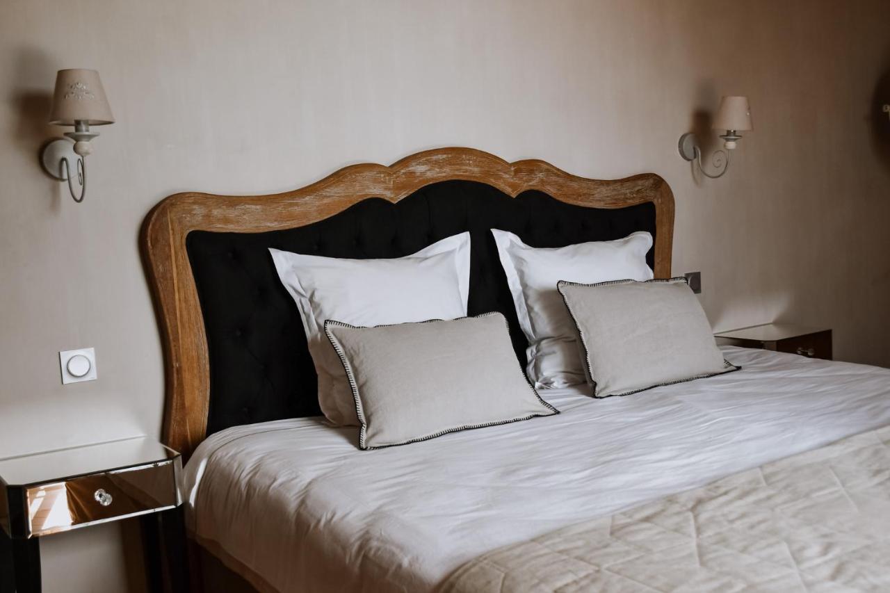 Suite mit Kingsize-Bett und Poolblick