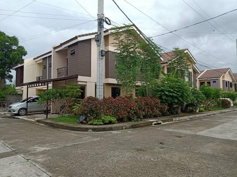 B&B Taytay - Townhouse with WIFI, parking, POOL in notingham villas near taytay tiange c6 - Bed and Breakfast Taytay