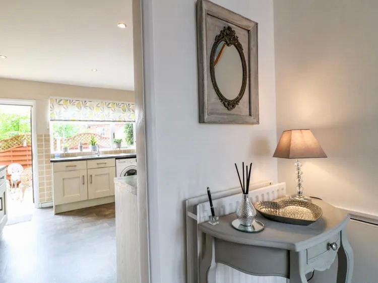 Hunters Lodge, with parking for one car - B&B Lincoln