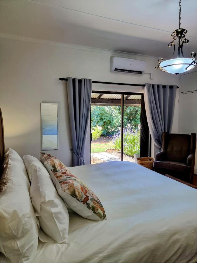 Zimmer mit Kingsize-Bett und Gartenblick. 