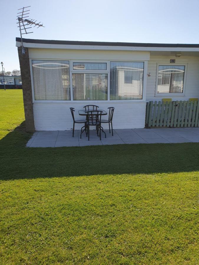 Sands Holiday Chalet Dog friendly, free wifi, swimming pool and club passes included - Bed and Breakfast