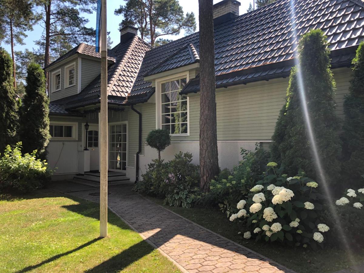 Villa Muusa with a cozy sauna, swimming pool and large beautiful garden - Chambres d'hôtes Tallinn