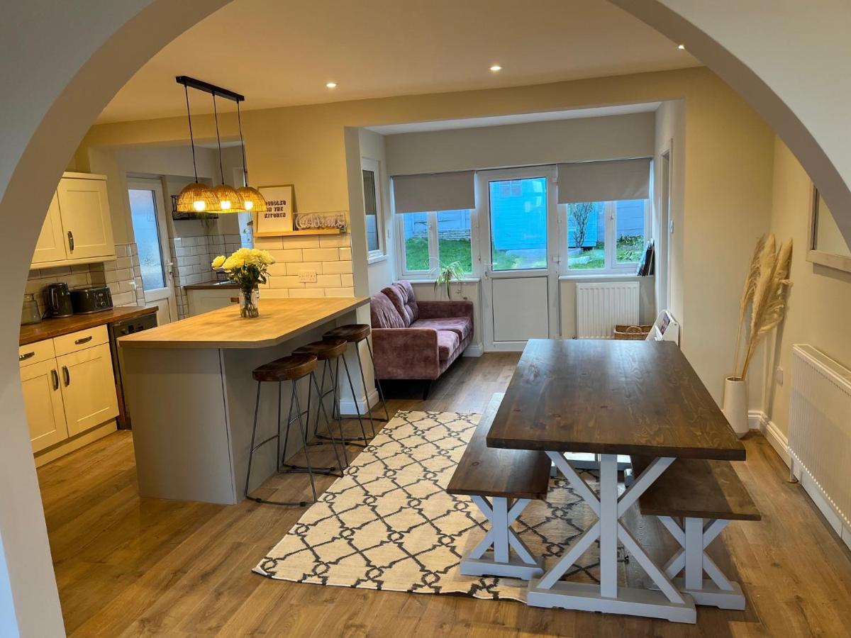 Stones Throw - stunning house, mins from beach and dogs welcome - B&B