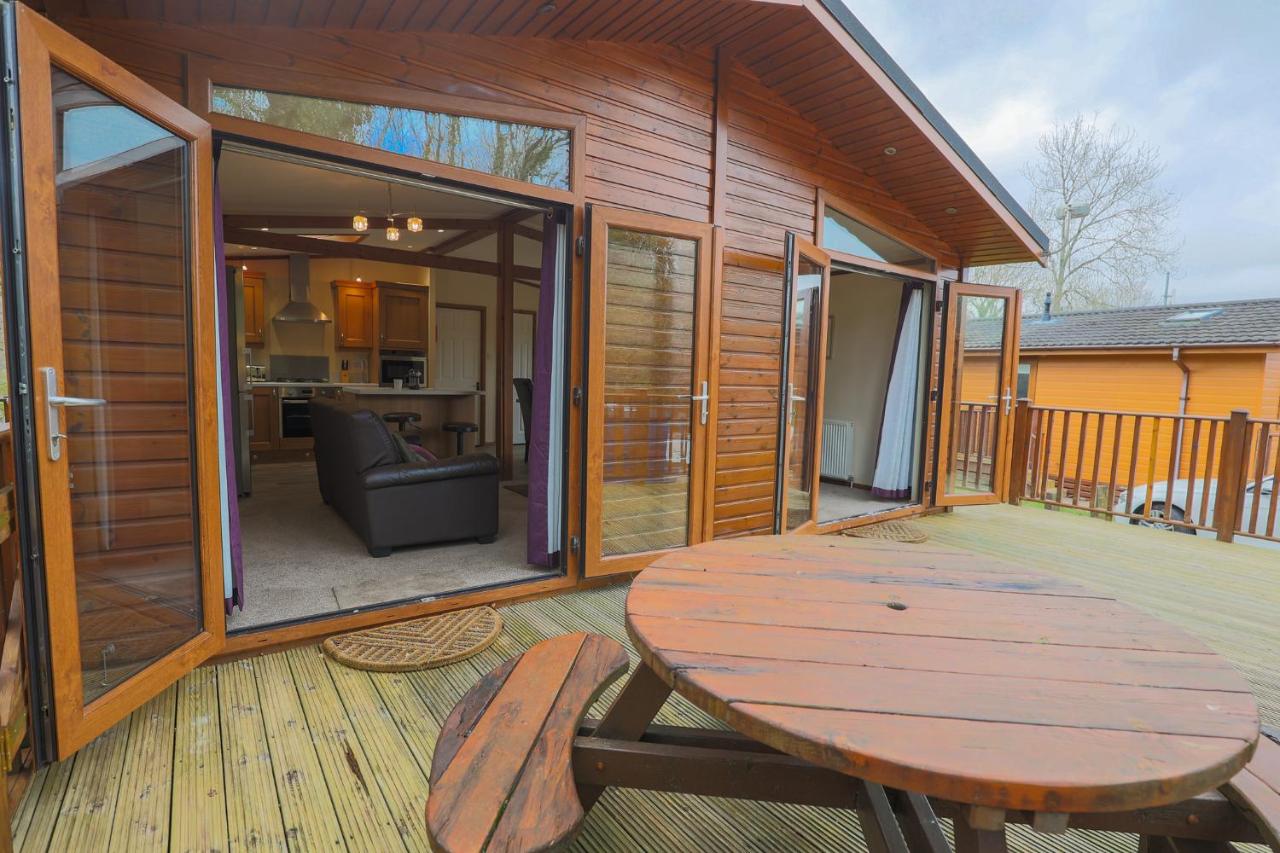 Devon Comfort Lodge with Hot Tub - Spa Resort in Devon - B&B Chudleigh