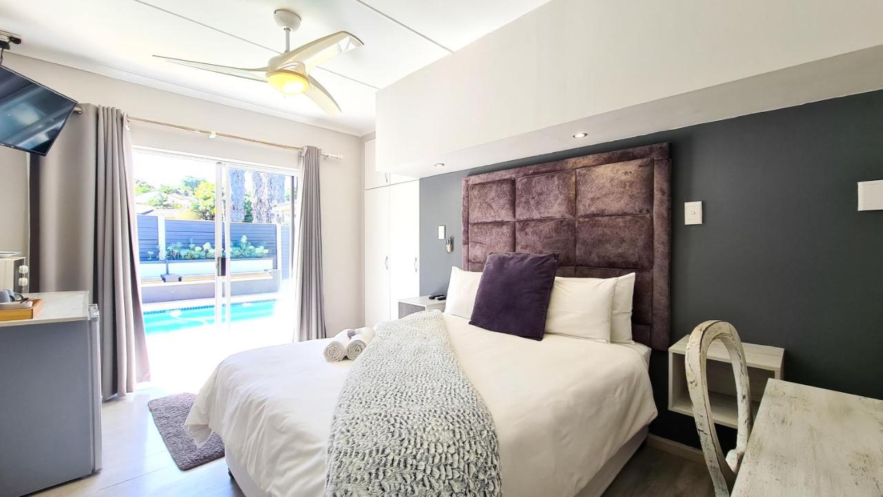 Zimmer mit Queensize-Bett und Poolblick