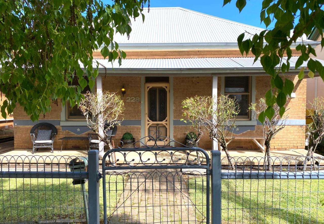 Cute Cottage On Byng - Walk to Town - Bed and Breakfast Orange