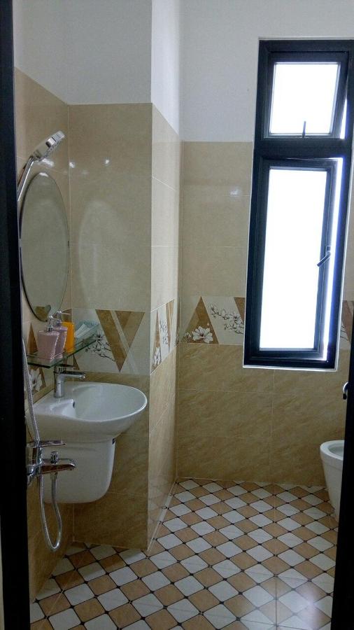 Habitación con cama extragrande y balcón
