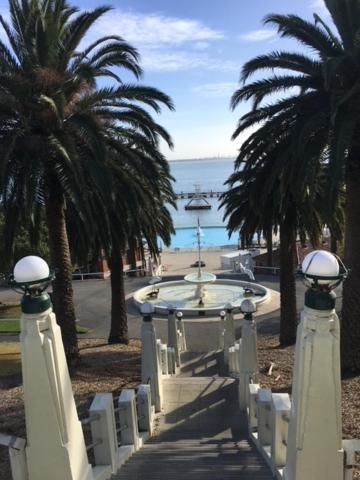 Eastern Beach Retreat - Bed and Breakfast Geelong