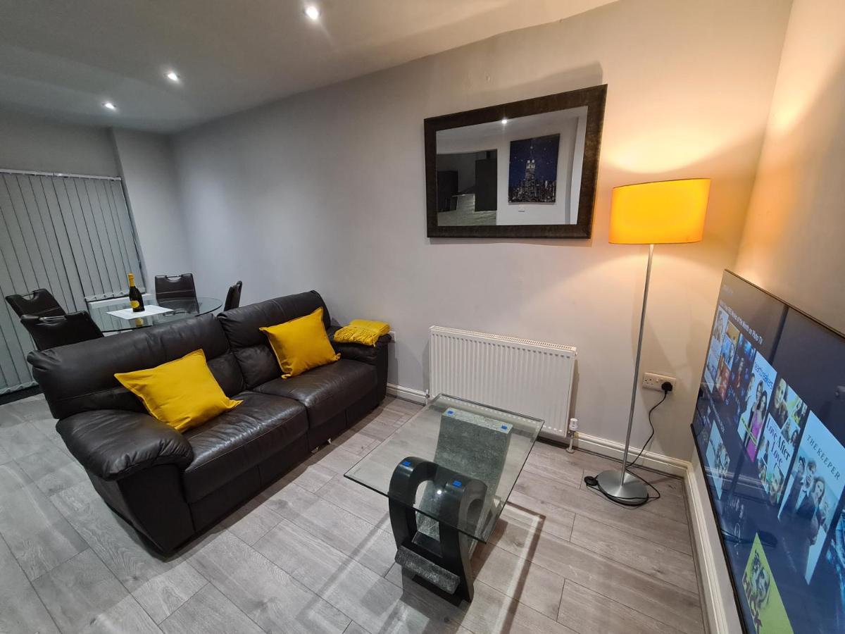 B&B Birmingham - Whole House - 4 Bedrooms - Parking - Sleeps 8 - Bed and Breakfast Birmingham