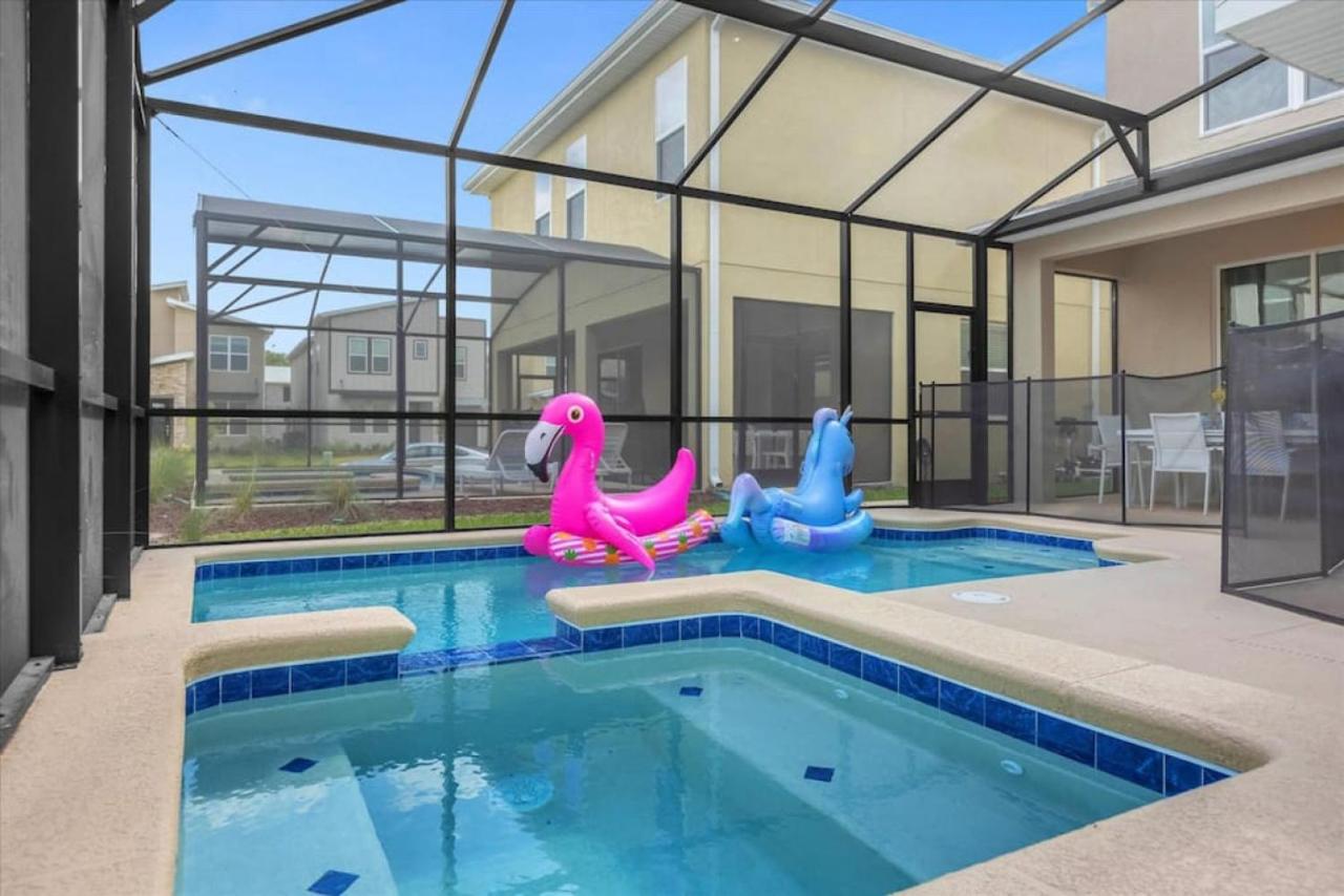 Stylish Resort Villa w/ Pool Near Disney Gated 5BR - Bed and Breakfast Kissimmee