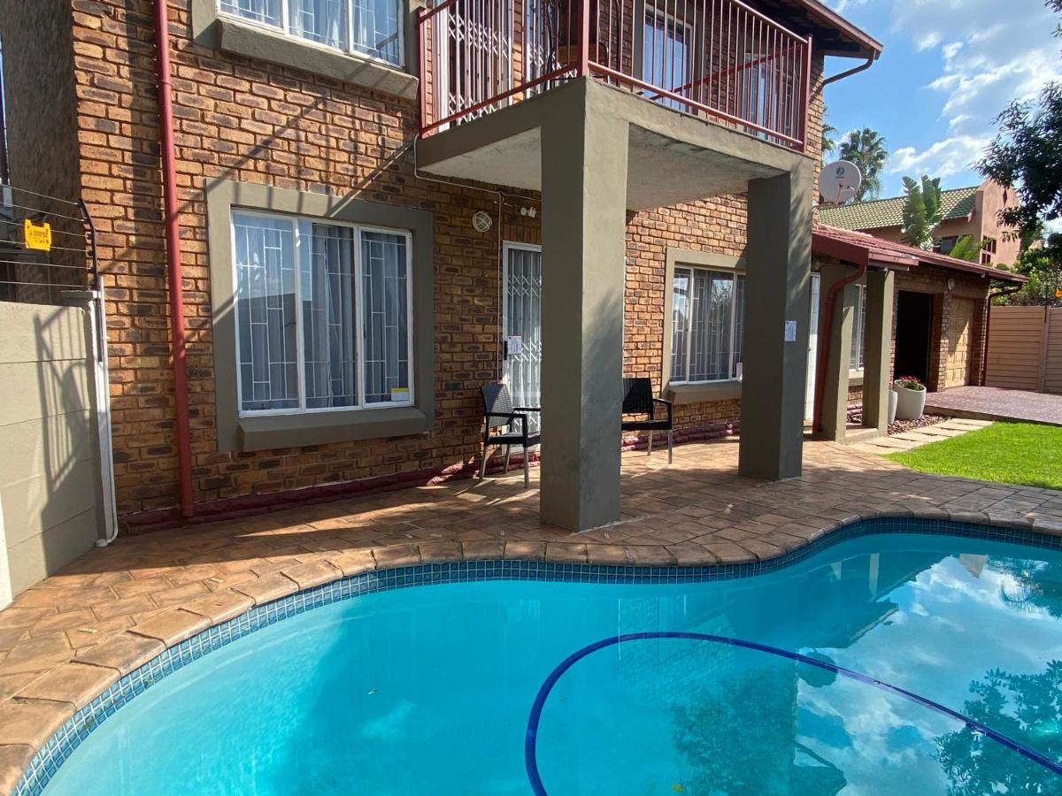 B&B Pretoria - Christa's Place 899 - Bed and Breakfast Pretoria