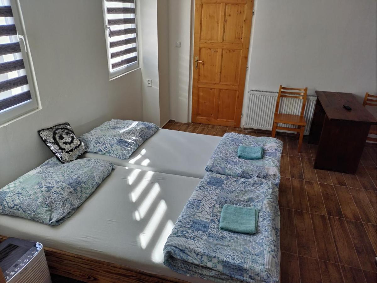 Tweepersoonskamer met 2 Aparte Bedden en Badkamer