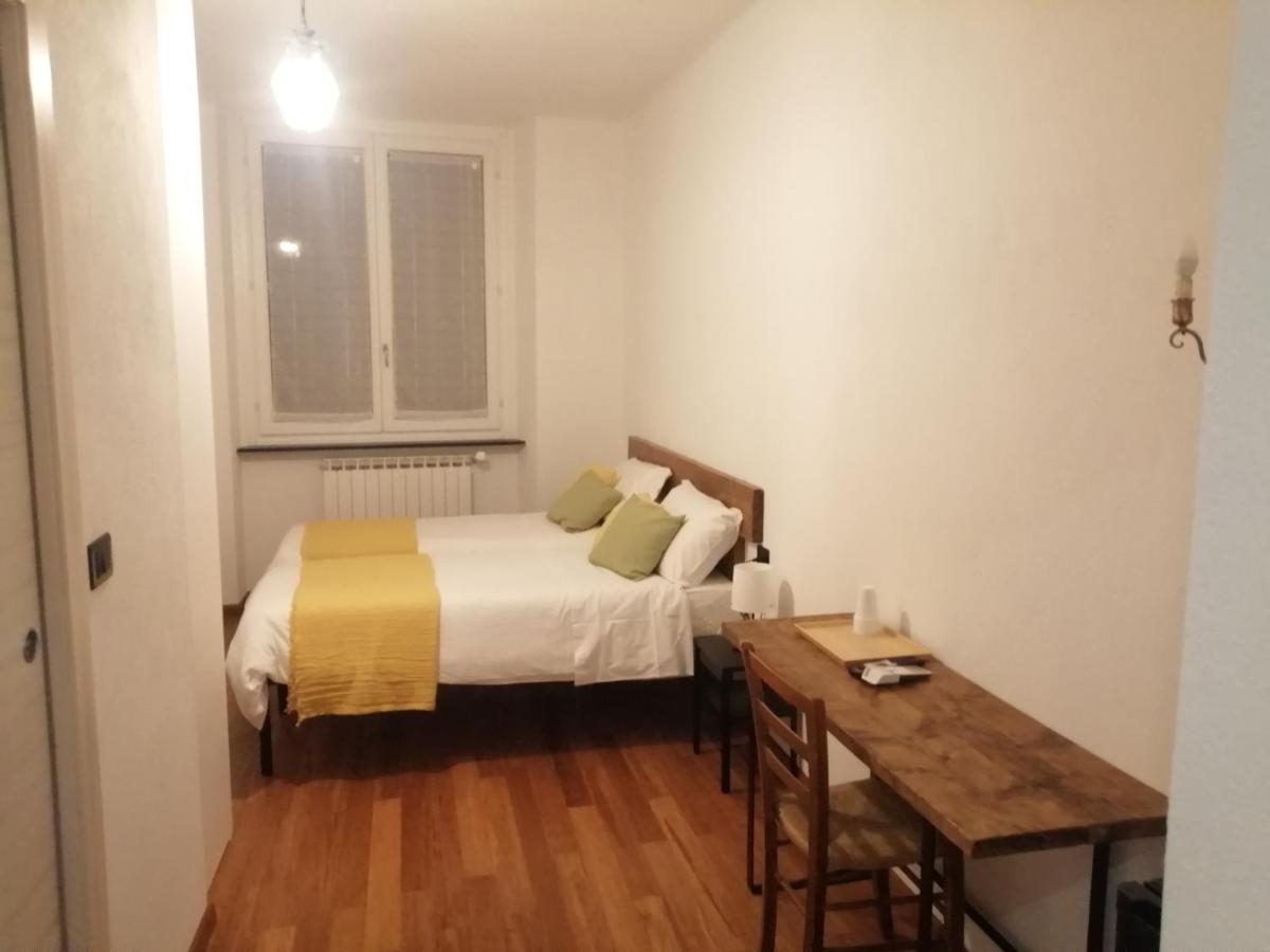 Tweepersoonskamer met 2 Aparte Bedden en Eigen Badkamer
