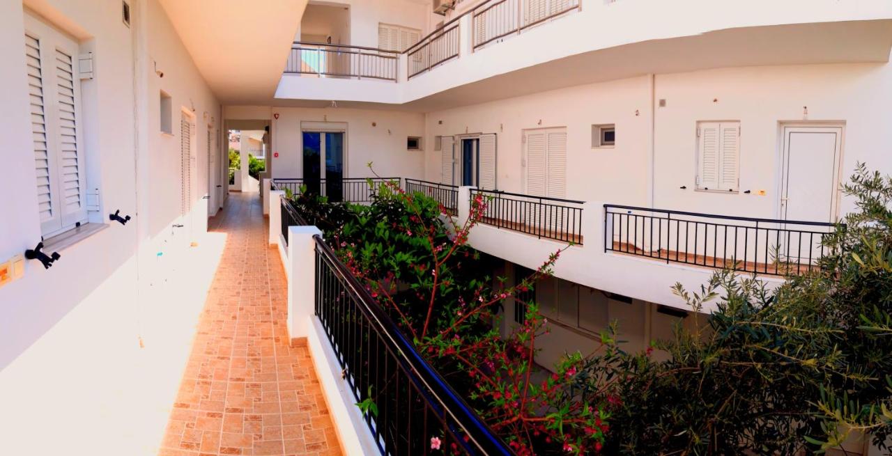 B&B Roviés - Ενοικιαζόμενα Δωμάτια Γεωργία Σταμούλου - Bed and Breakfast Roviés