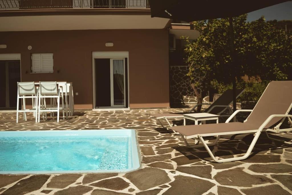 Blue in Green North - Ferienwohnung Kastrosykiá