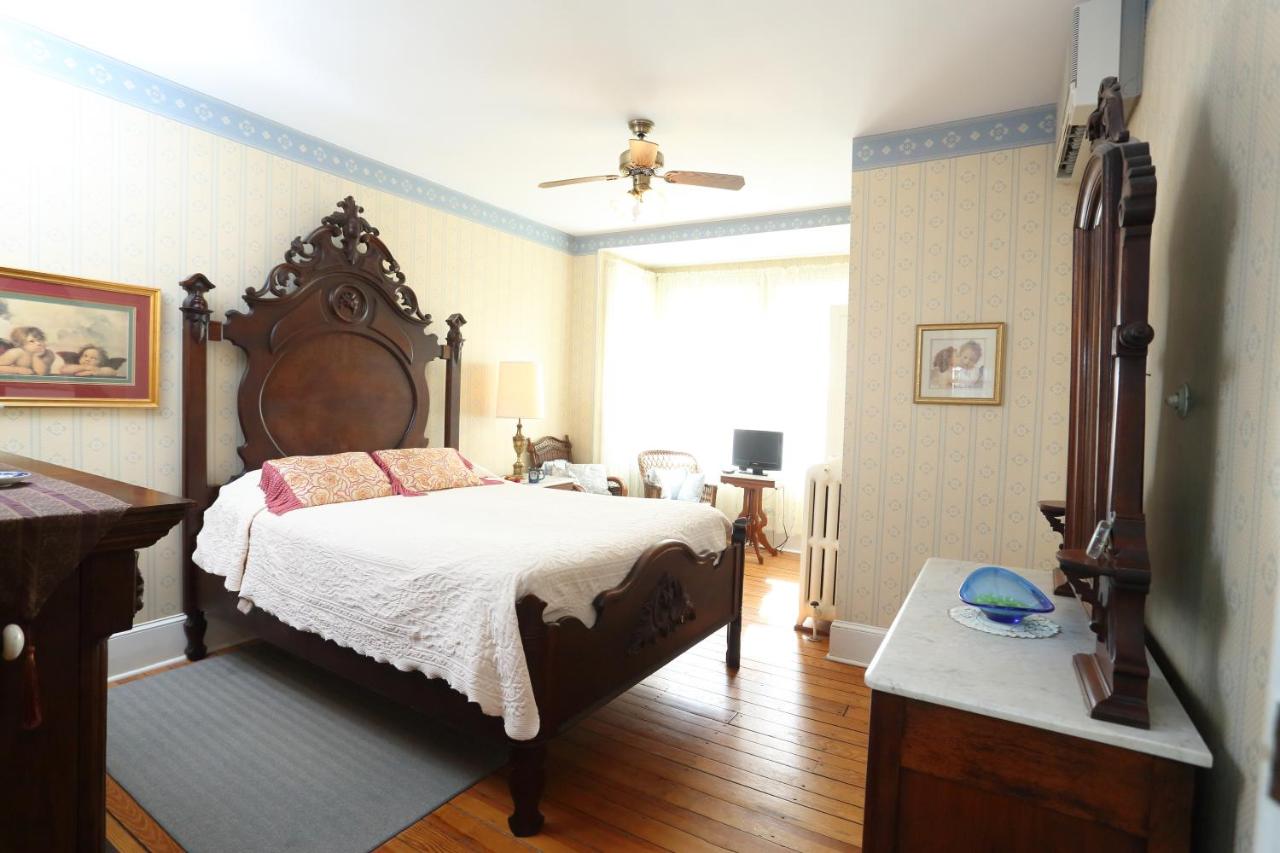 Premier Zimmer mit Queensize-Bett und einem Kamin