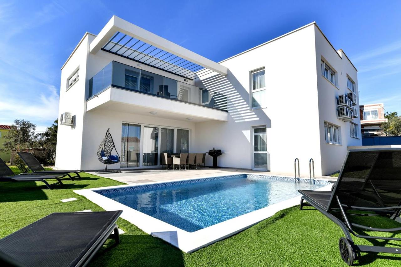 CROWONDER Villa Sunrise with Swimming Pool and Seaview - B&B Vir