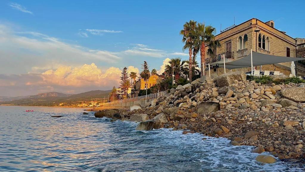 L’attico del capitano: loft con terazza sul mare - B&B
