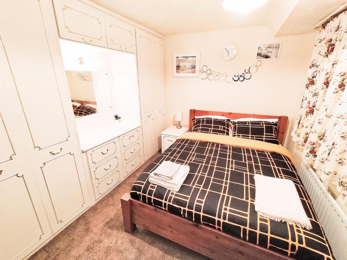 B&B Lower Gornal - EEE Home Away From Home Dudley - Bed and Breakfast Lower Gornal