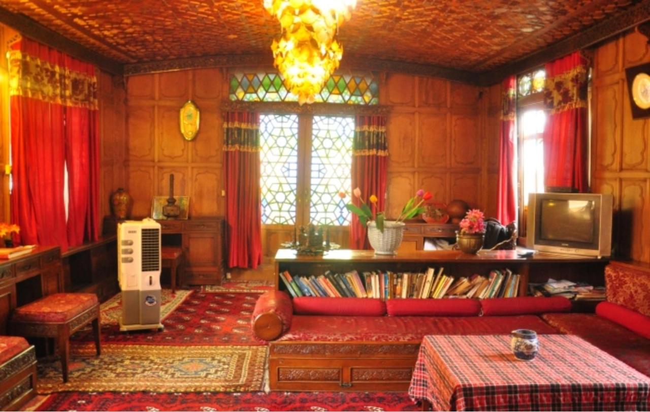 B&B Srinagar - Alif Laila Group of Houseboats, Srinagar - Bed and Breakfast Srinagar