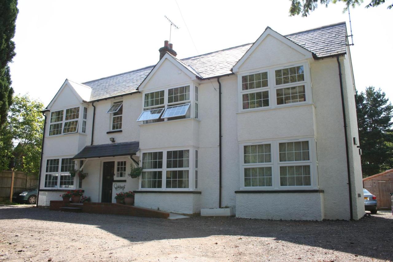 B&B Crawley - Oakhurst Gatwick B&B - Bed and Breakfast Crawley