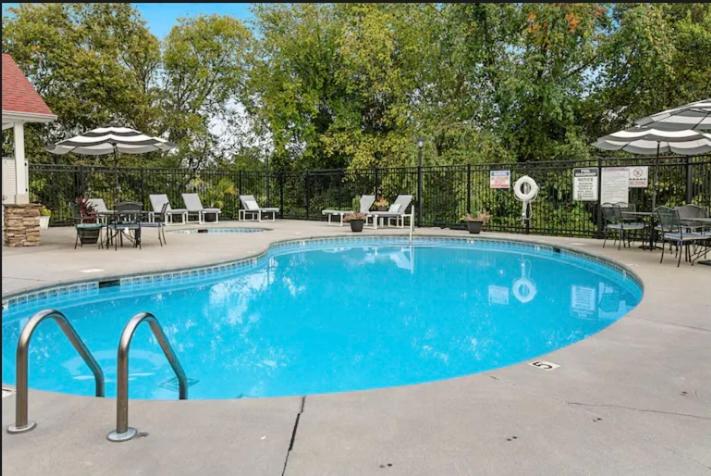 Bandit's Riverfront Retreat - Mountain View- Condo-Fishing-Balcony-Fireplace-Great Location! - Chambres d'hôtes Pigeon Forge