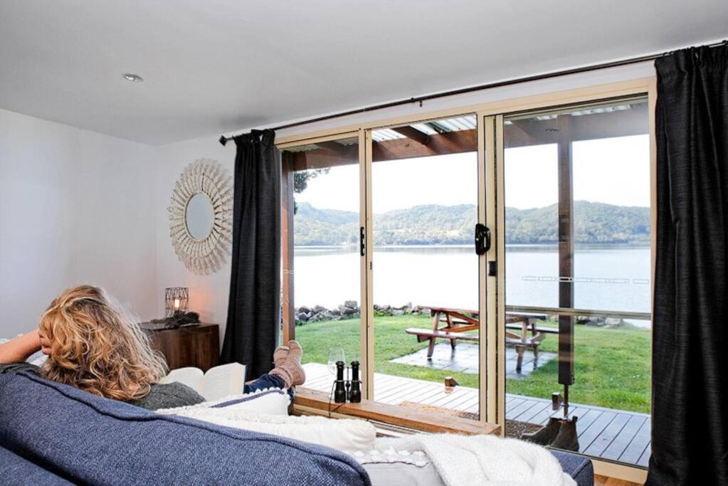 Shack on the Bay - A Lovely Bayside Cabin - B&B Strahan