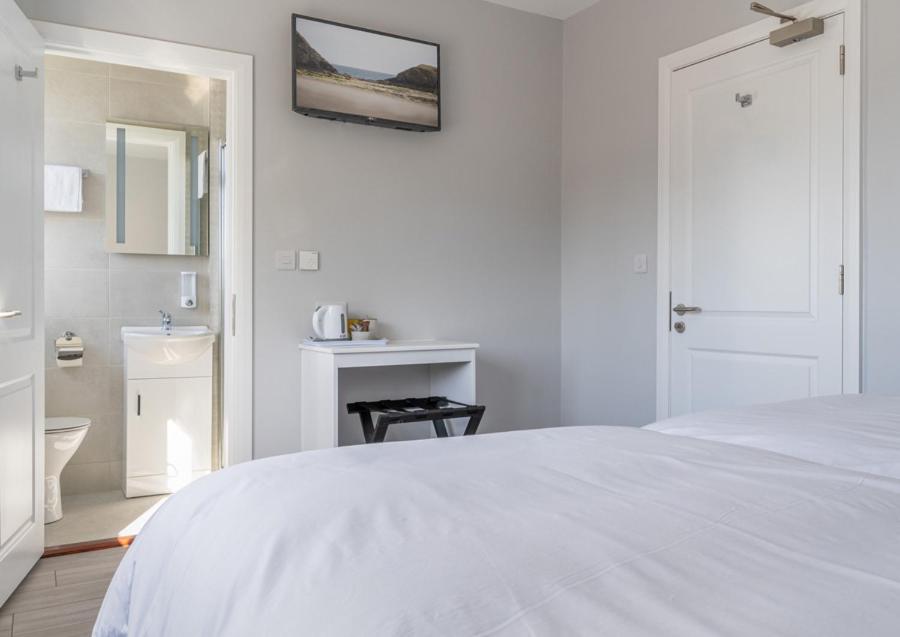 Burrows Lodge, Brownstown Head Room 4 - Bed and Breakfast