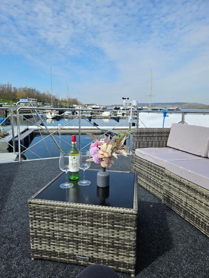 Mobiles Hausboot El'milia mit eigener Ankerboje auf dem See - B&B Braunsbedra