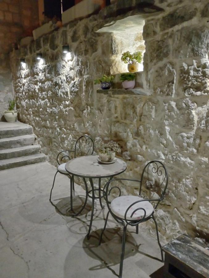 Apartment Antica with yard & BBQ - Ferienwohnung Split