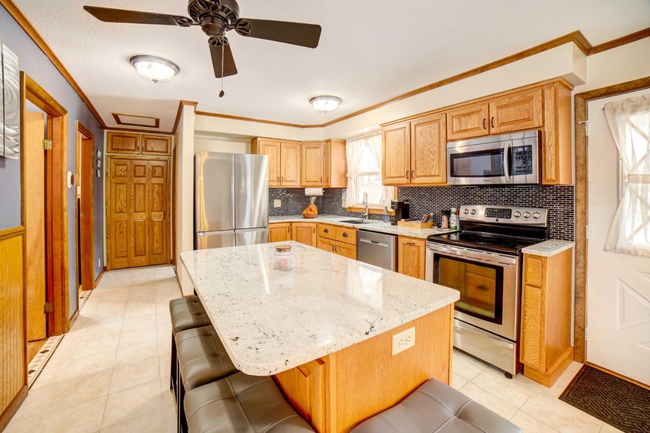 Waterfront Evart House on Chippewa Lake Channel - B&B Evart