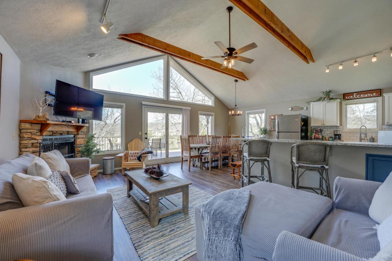 Reeds Spring Retreat with Lakeview Deck and Grill - Ferienwohnung Reeds Spring