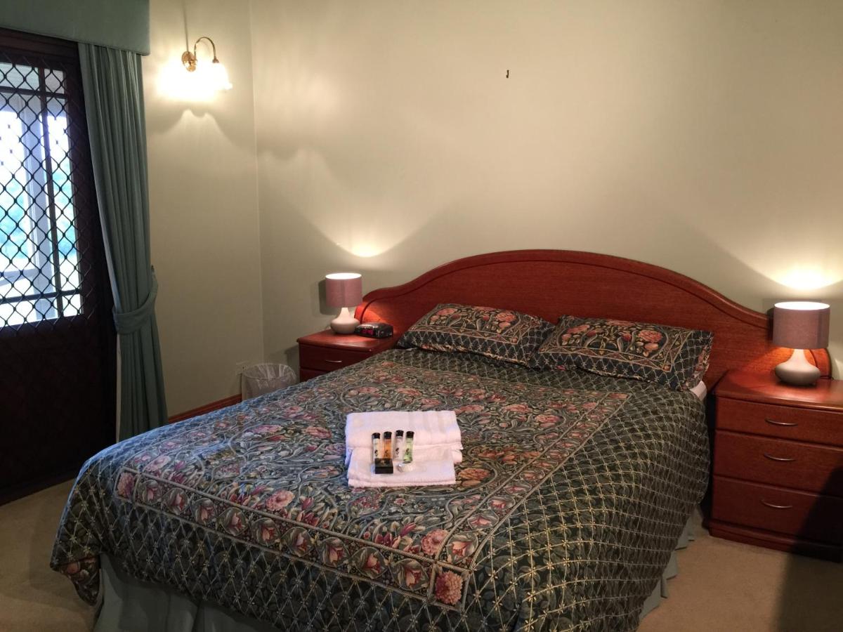 Deluxe Queen Room with Pool View