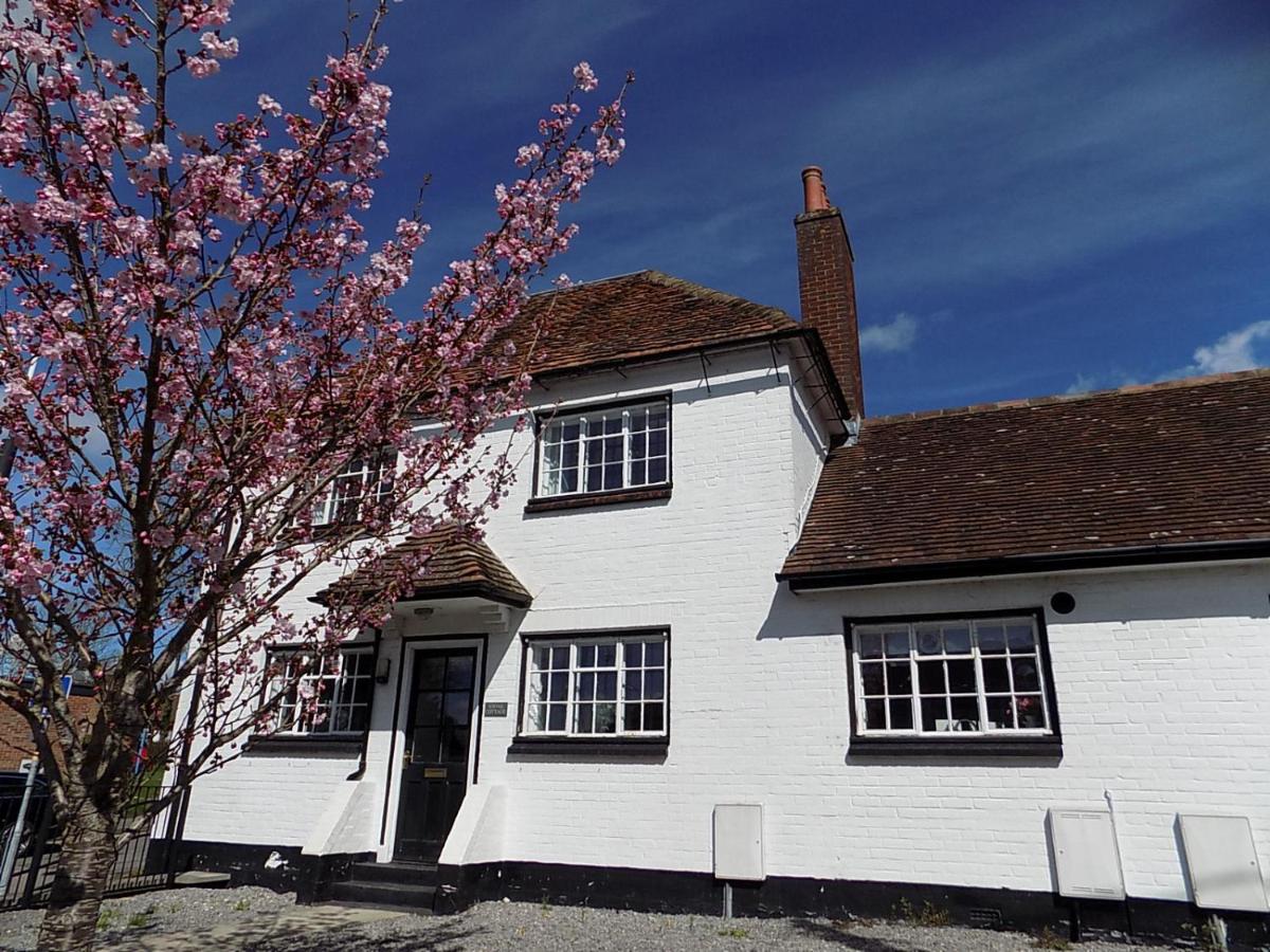 B&B Amesbury - Double Award Winning, Stunning 1700's Grd 2 listed cottage near Stonehenge - Elegantly Refurbished Throughout - Bed and Breakfast Amesbury