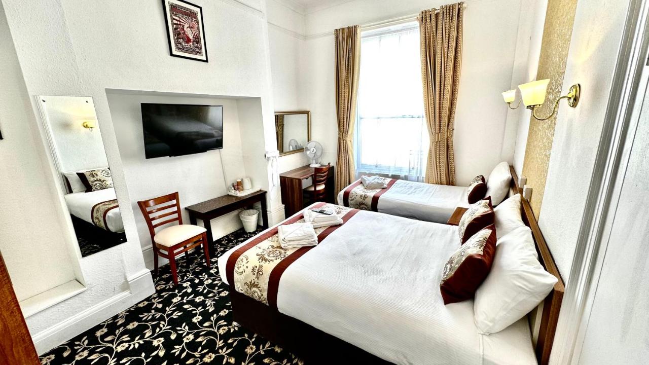 Family Room (3 Adults)