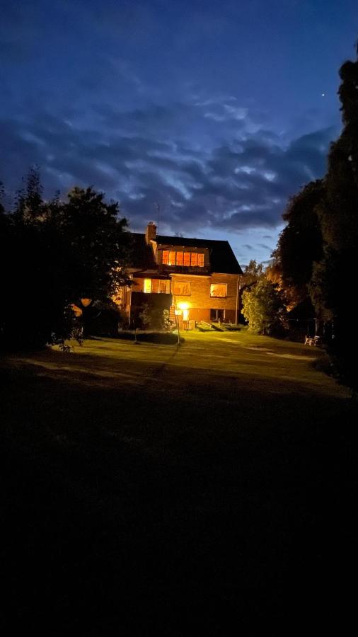Stort hus med trädgård - sjötomt med egen båt - B&B
