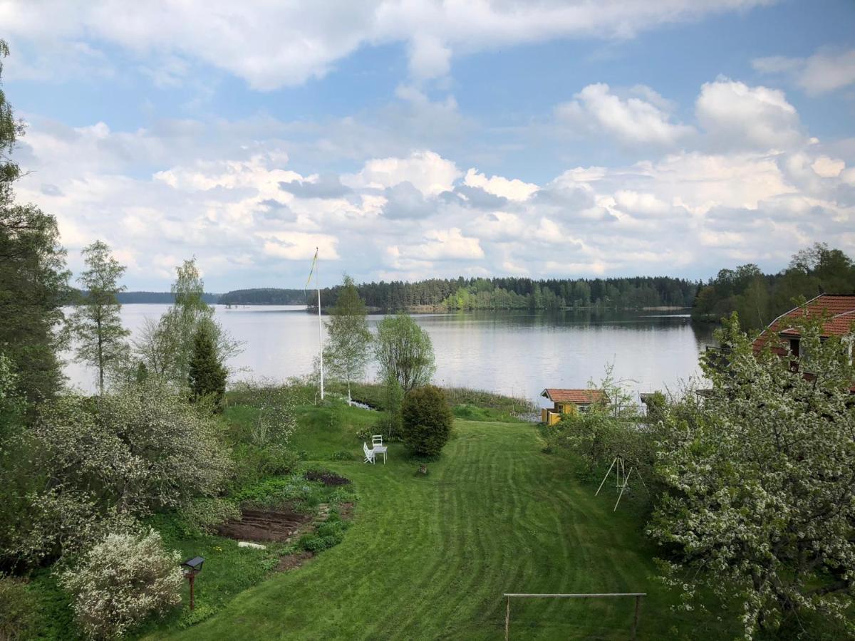 Stort hus med trädgård - sjötomt med egen båt - Chambres d'hôtes Västra Ryd