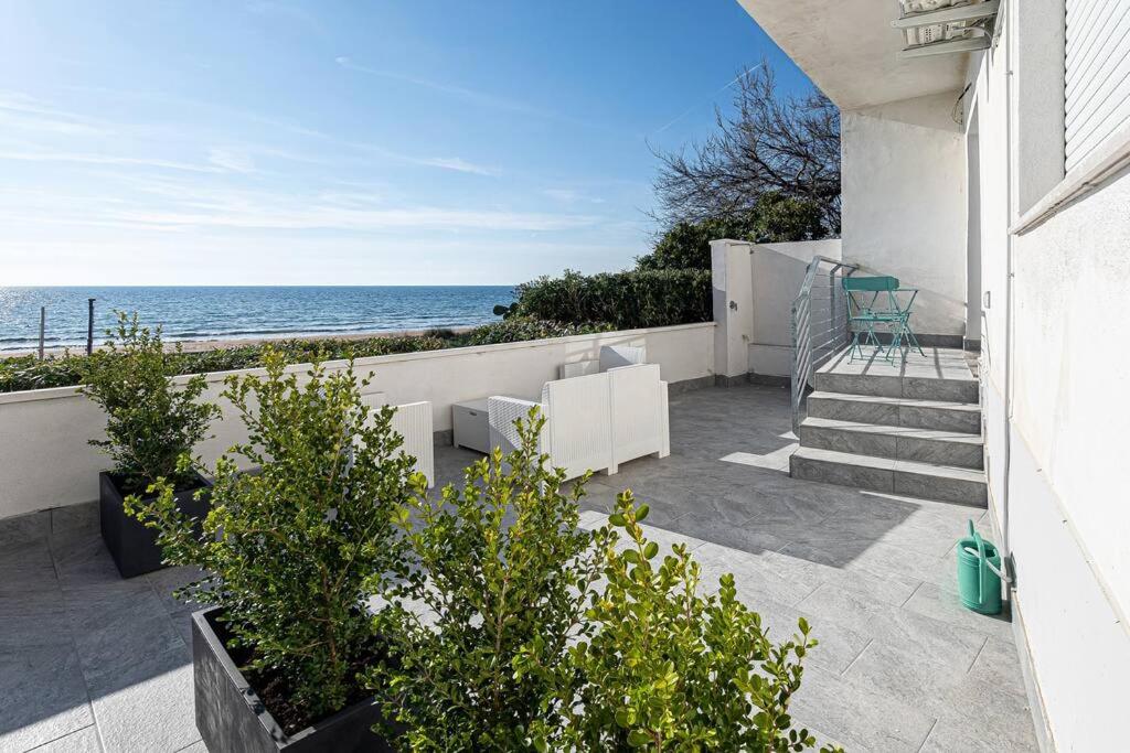 Esclusivo alloggio a sfioro sul mare con terrazza. - B&B