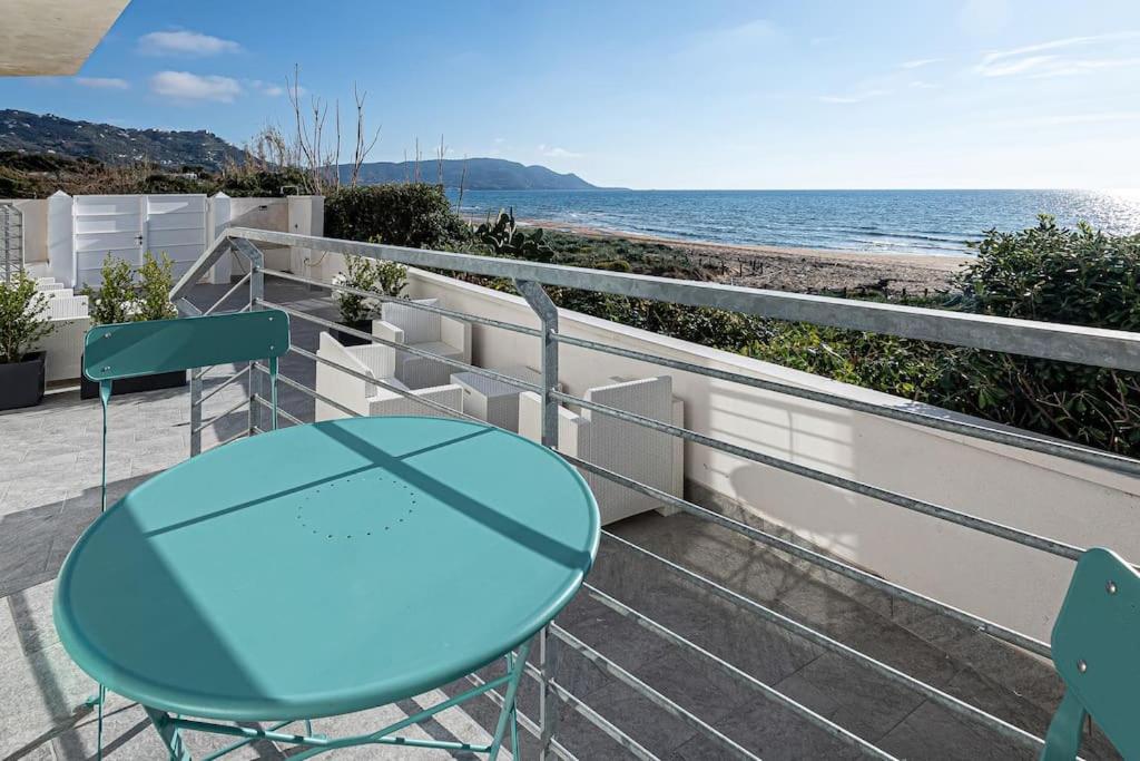 Esclusivo alloggio a sfioro sul mare con terrazza. - B&B Santa Maria