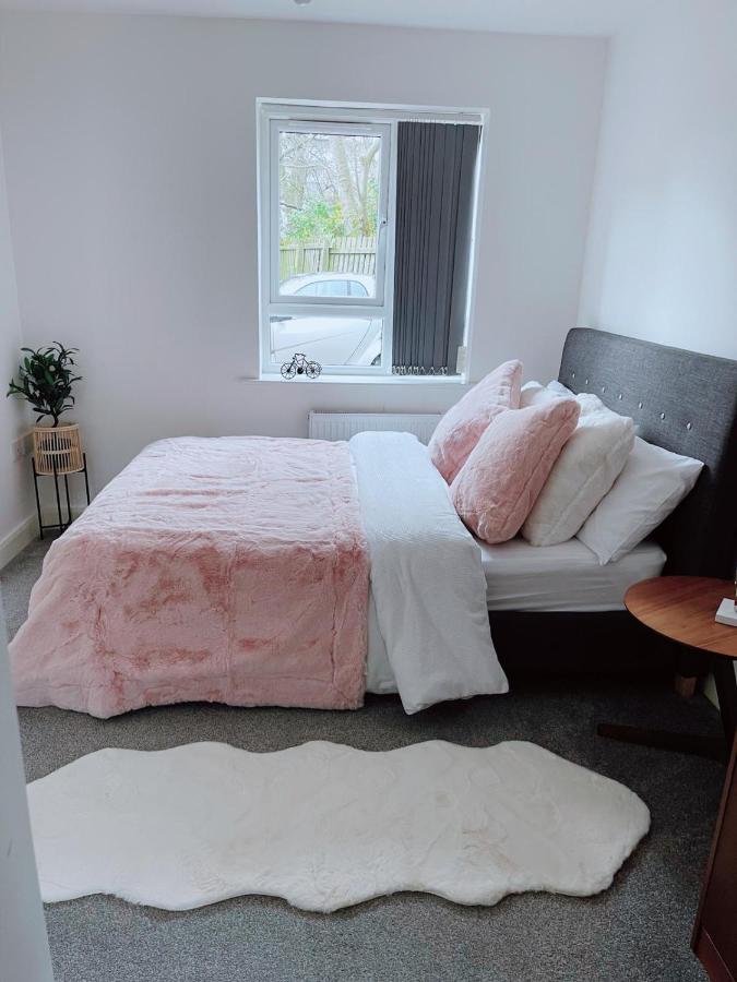 B&B Manchester - Shared Modern Apartment Double Bedroom With Attached Bath - Bed and Breakfast Manchester