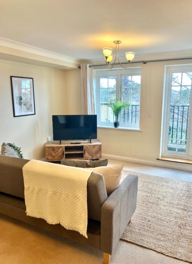 B&B Basingstoke - 2 Bed Serviced Apartment with Balcony, Free Parking, Wifi & Netflix in Basingstoke - Bed and Breakfast Basingstoke