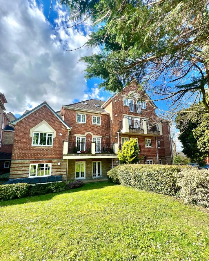 2 Bed Serviced Apartment with Balcony, Free Parking, Wifi & Netflix in Basingstoke - B&B