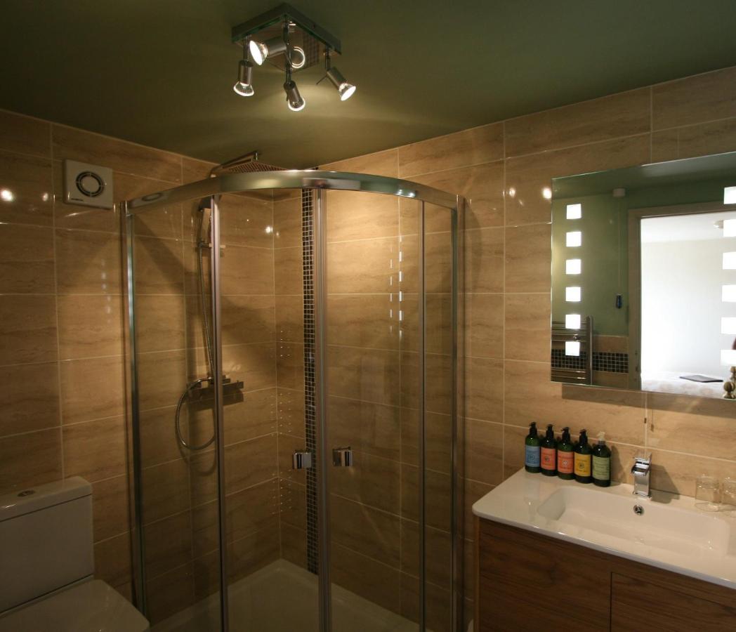 Habitación con cama extragrande.