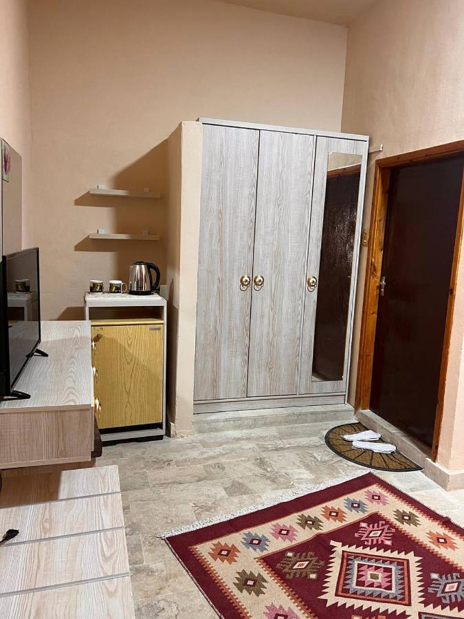 Tweepersoonskamer met 2 Aparte Bedden en Eigen Badkamer